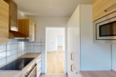 Küche - Moderne 2-Zimmer-Wohnung mit Balkon, Einbauküche & Stellplatz